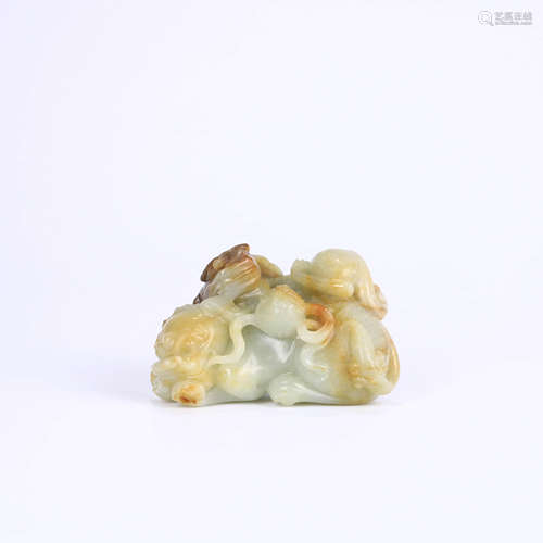 A HETIAN JADE CARVED BEAST ORNAMENT