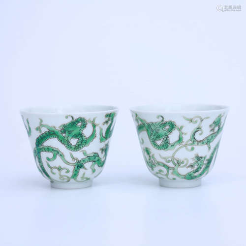 A PAIR OF GREEN DRAGON PATTERN PORCELAIN CUPS