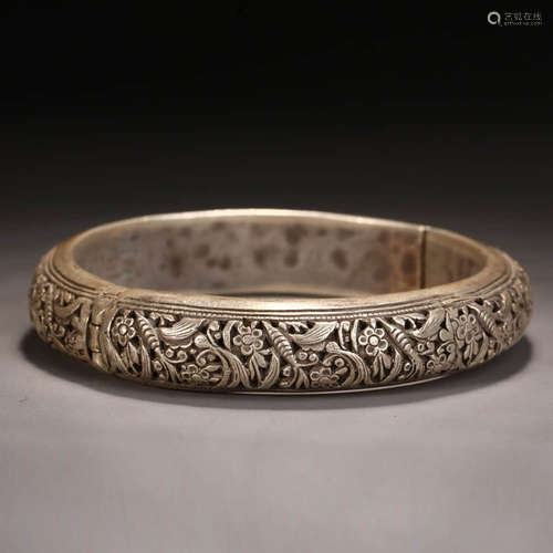 A SILVER BRACELET