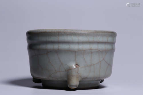 GUAN TYPE TRIPOD CENSER WITH CRACKLE PATTERNS