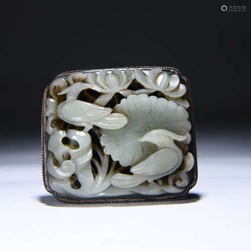 A SILVER INLAID LOTUS POND PATTERN CARVED JADE BELT ACCESSORY