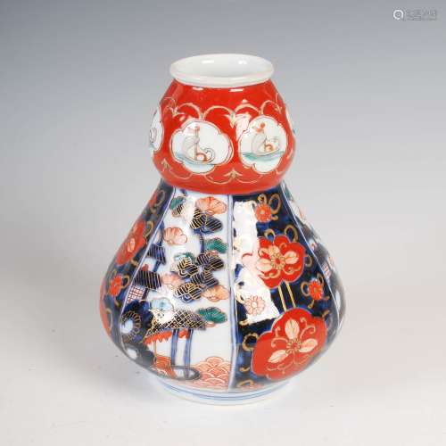 A Japanese Imari porcelain gourd shaped vase, late 19th/early 20th century, decorated with three