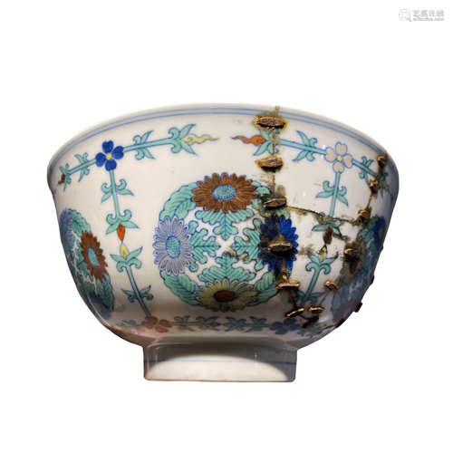 Famille rose bowl with floral patterns in early Qing Dynasty