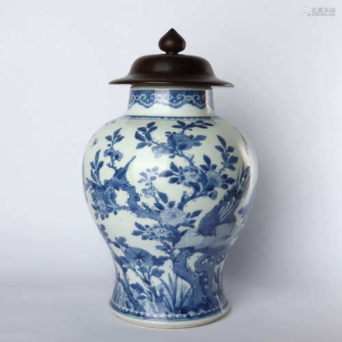 General jar decorated with blue and white flowers and birds in early Qing Dynasty