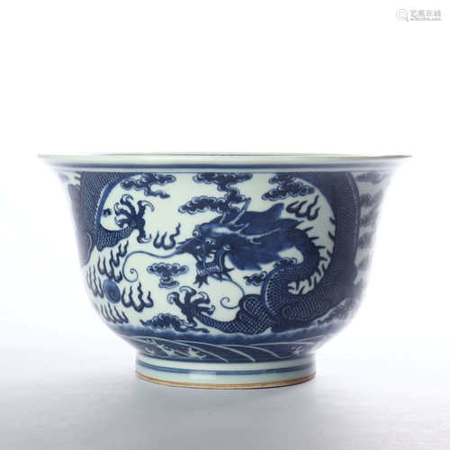 Large bowl decorated with blue and white two dragons playing with beads in the middle of Qing Dynasty