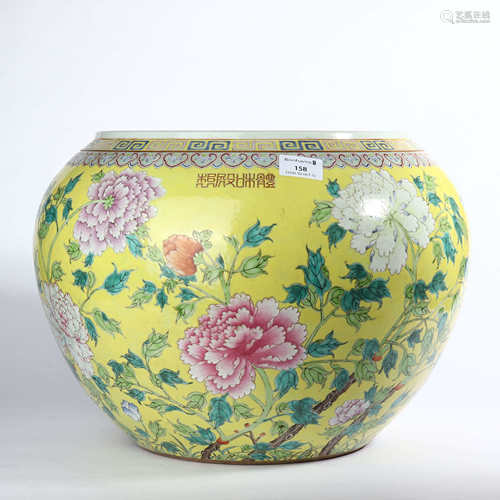 A large vat of famille rose flowers with yellow background in the middle of Qing Dynasty