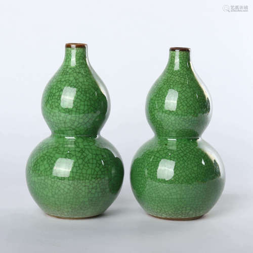 A pair of green brother glaze gourd bottles in the middle of Qing Dynasty