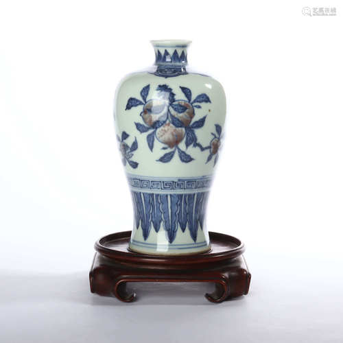 Plum vase decorated with red peach in blue and white glaze in the middle of Qing Dynasty