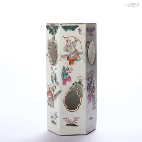 Hollowed out hat barrel with famille rose figures and flowers in the middle of Qing Dynasty