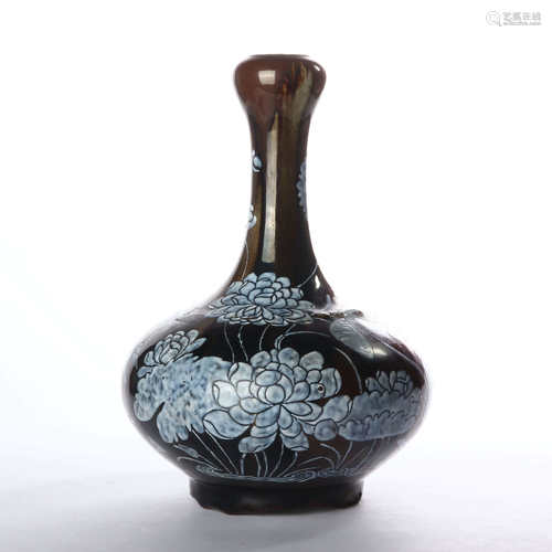 Garlic vase decorated with flower and bird patterns in sauce glaze in the middle of Qing Dynasty