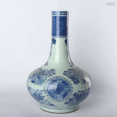 Vase with blue and white flower patterns in mid Qing Dynasty