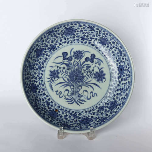 Blue and white flower decorative plate in the middle of Qing Dynasty