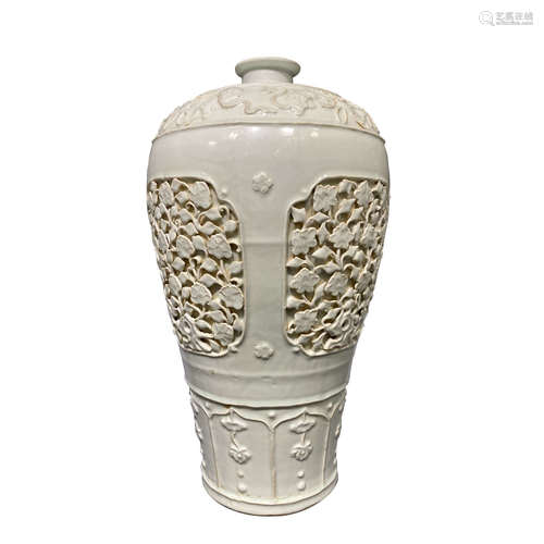 Plum vase with flower patterns carved in Dehua kiln in the middle of Qing Dynasty