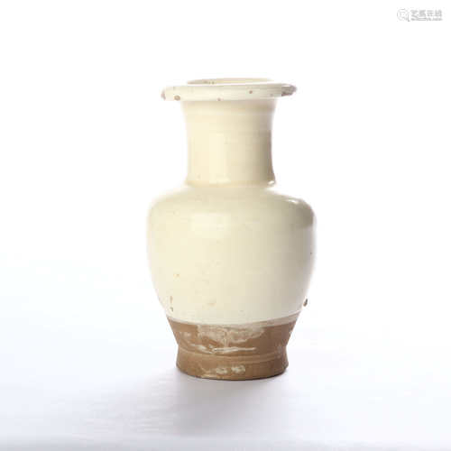 White glaze bottle of Cizhou kiln in Northern Song Dynasty