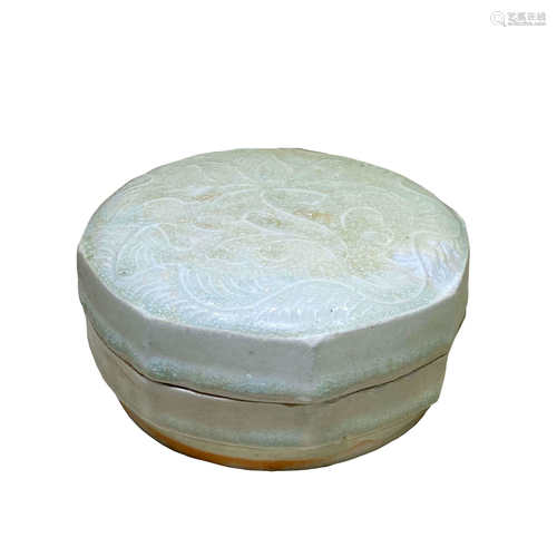 Celadon printing powder box of Hutian kiln in song and Liao Dynasties