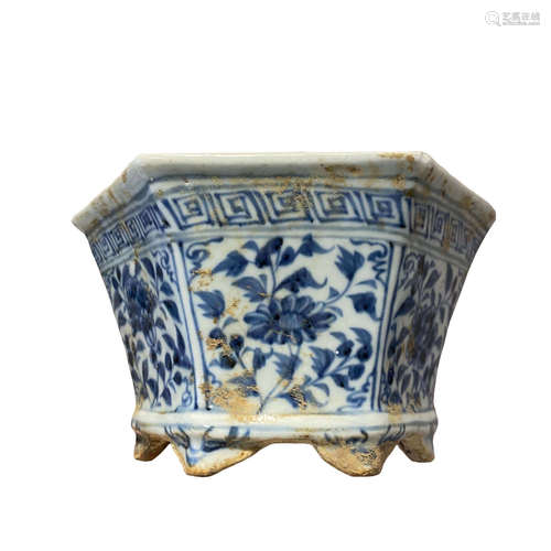 Flowerpots decorated with blue and white flowers in Yuan Dynasty