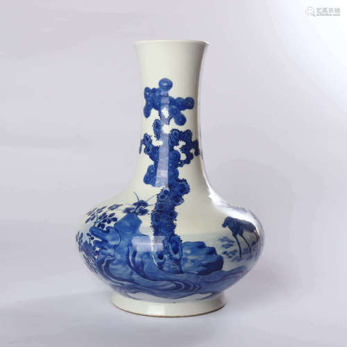 Water chestnut bottle decorated with blue and white flowers and birds in early Qing Dynasty