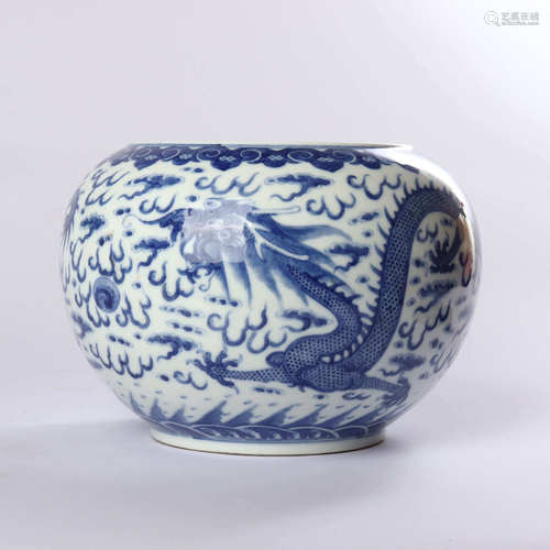 Blue and white two dragons playing with beads decorative jar in the middle of Qing Dynasty