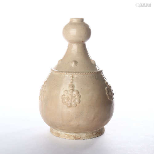 Celadon decorated garlic vase in Northern Qi Dynasty