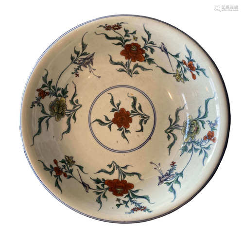 Decorative plate of famille rose flowers in the middle of Qing Dynasty