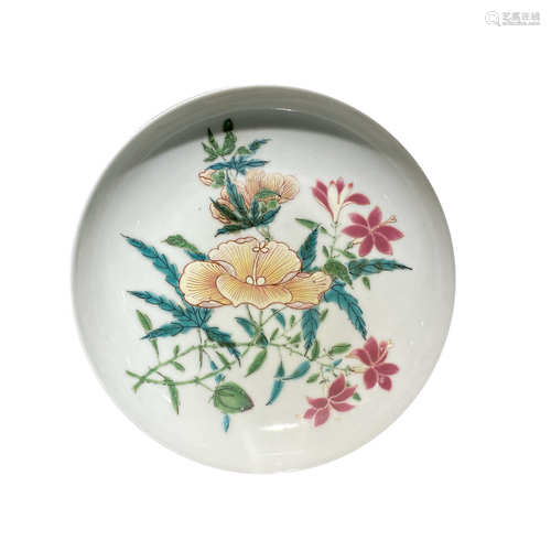 The pattern plate of famille rose flowers in early Qing Dynasty