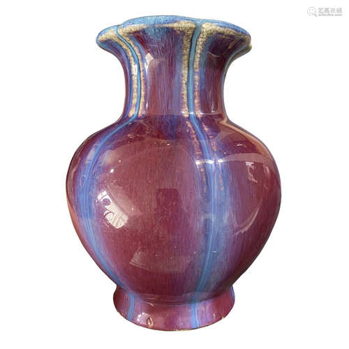 Porcelain glaze vase with petal shaped mouth in the middle of Qing Dynasty