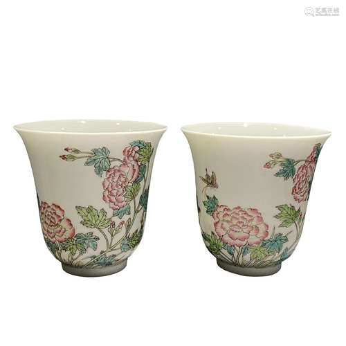 A pair of famille rose flower decorative cups