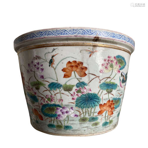 Famille rose decorated vase in the middle of Qing Dynasty