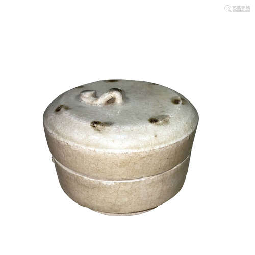 White glaze point color powder box of Hutian kiln in song and Liao Dynasties