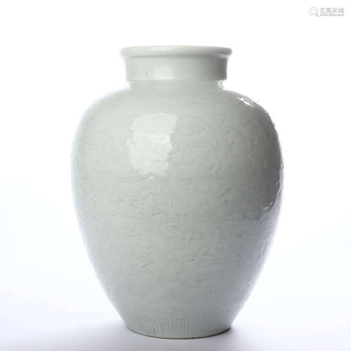 The mid Qing Dynasty bean green glaze dark engraved lotus flower decorative pot