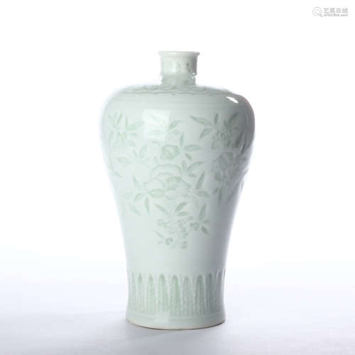 Peach shaped plum vase with bean green glaze in Qianlong period of Qing Dynasty