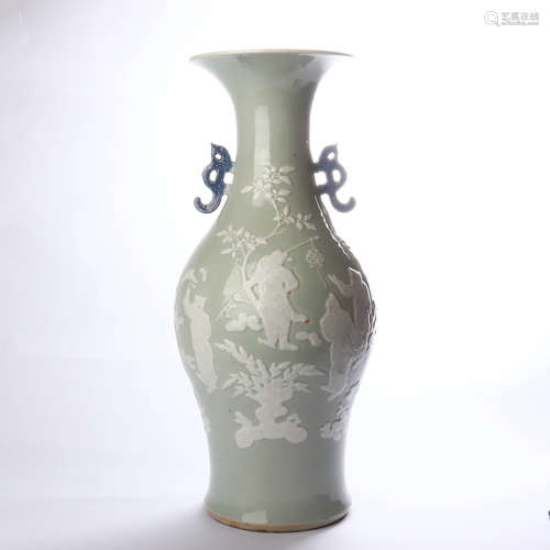 A large vase decorated with bean green glaze figures in the middle of Qing Dynasty