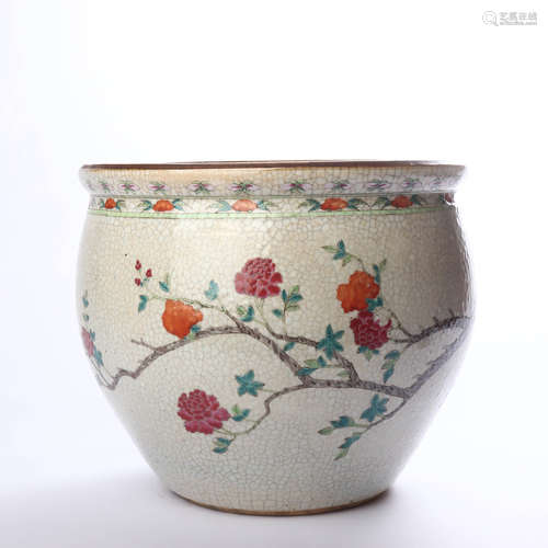 Ge glaze famille rose flower decorative jar in late Qing Dynasty