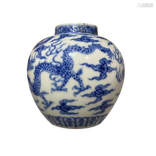 Blue and white two dragons playing with beads decorative jar in the middle of Qing Dynasty