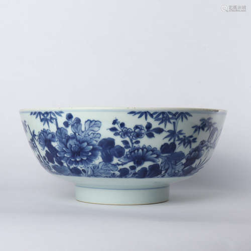 Bowl decorated with blue and white flowers in the middle of Qing Dynasty