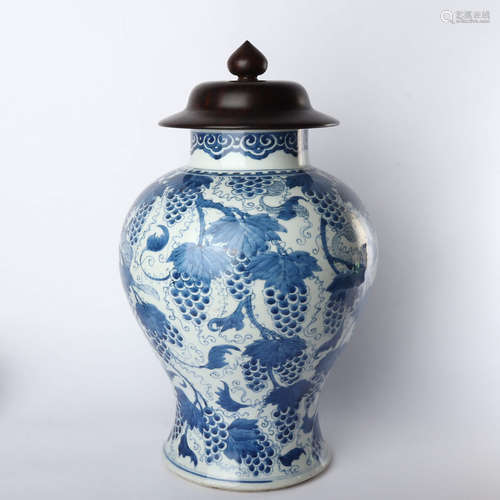 General jar decorated with blue and white grape pattern in early Qing Dynasty