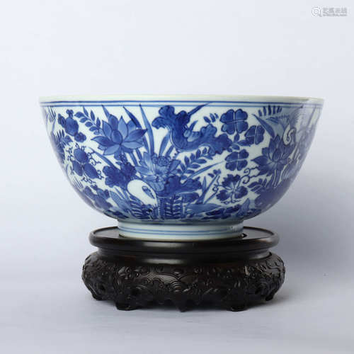 Bowls decorated with blue and white flowers in mid Qing Dynasty