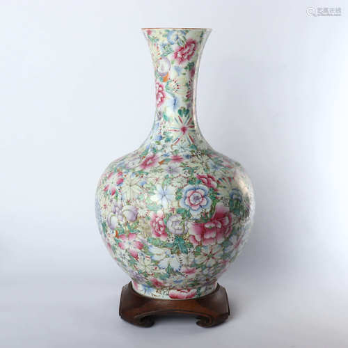 The famille rose vase made in Qianlong of Qing Dynasty