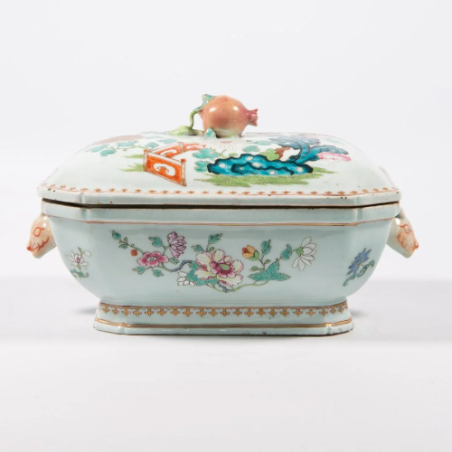 Tureen in the style of export porcelain.
