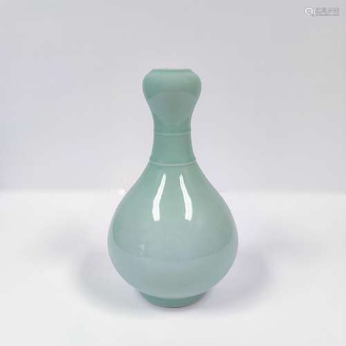 QING DOUQING GLAZED PORCELAIN GARLIC BOTTLE