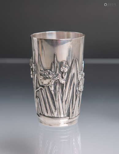 Becher aus Silber im Jugendstil (China, um 1920), mit reliefartigen Schwertlilien, innen