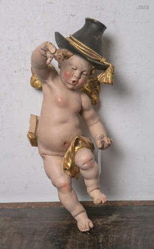 Holzfigur eines Puttos m. Hut, vollplastisch geschnitzt, polychrom gefasst u. teils orig.