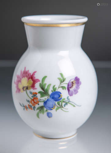 Kl. Vase (Meissen, blaue Unterbodenmarke), bauchige Form, Blumendekor m. Goldrand,