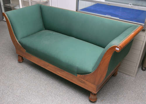 Biedermeiersofa in eleganter Gondelform (1. Hälfte 19. Jahrhundert), Kirschbaumholz,