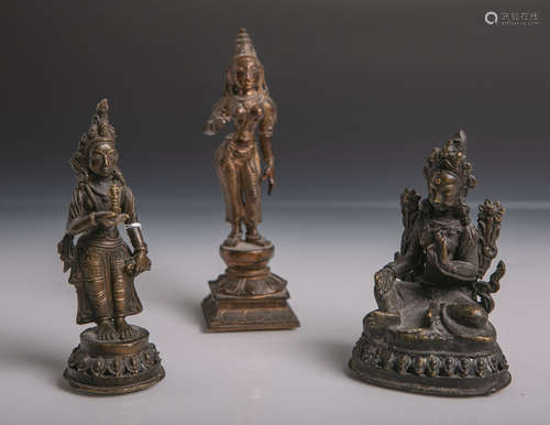 Konvolut von 3 kl. Bronzefiguren versch. Gottheiten (Indien, wohl 19. Jahrhundert), davon