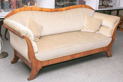 Sofa aus Kirschholz (aus der Zeit des Biedermeiers, um 1820/30), die Seitenwangen leicht