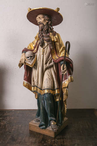 Holzfigur wohl eines Priesters m. einem Buch, Totenkopf u. Wanderstab (20. Jahrhundert),