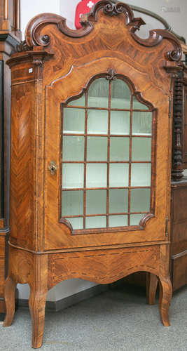 Barocker Vitrinenschrank (18. Jahrhundert), Nußholz m. Intarsien aus versch. Hölzern, 1