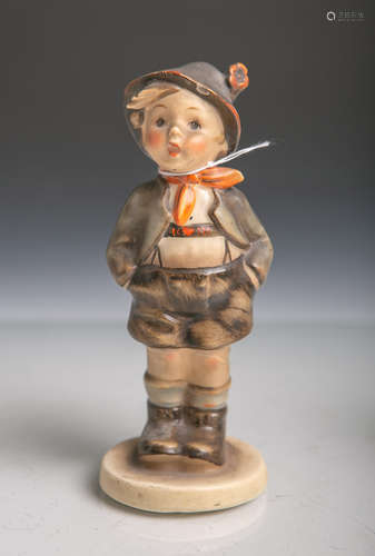 Knabe mit Händen in den Taschen in bayerischer Tracht (Hummelfigur) aus Keramik von Goebel