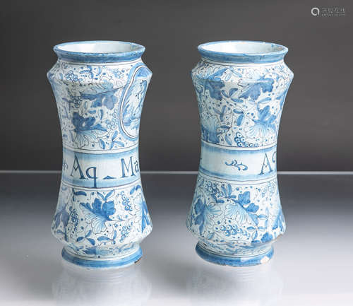 Zwei Albarello-Apothekergefäße aus Italien (Faenza, wohl um 1800), blaue Bemalung, bez.